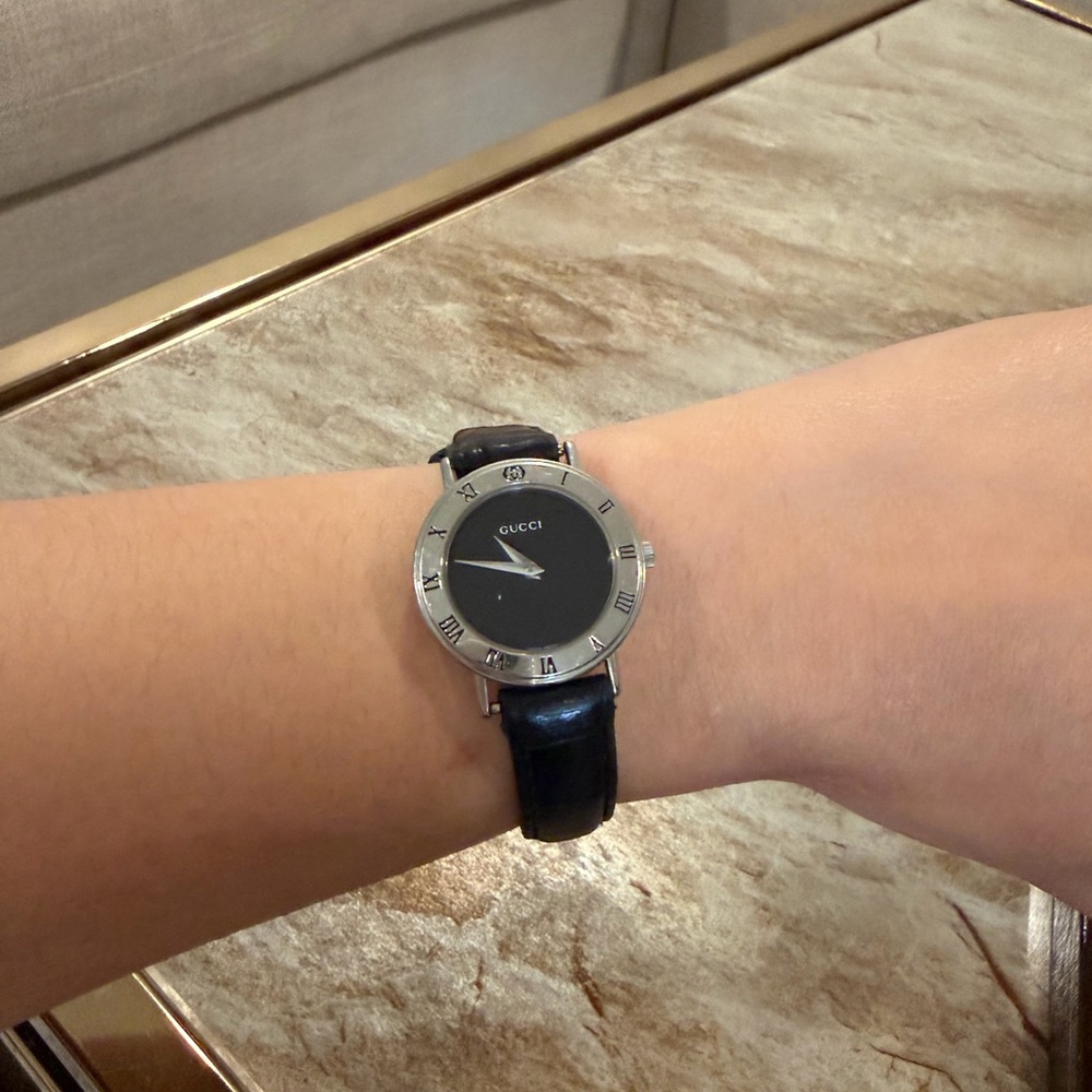 Vintage Gucci Black Leather Strap Silver-Tone Dial Watch - Picture 2 of 5